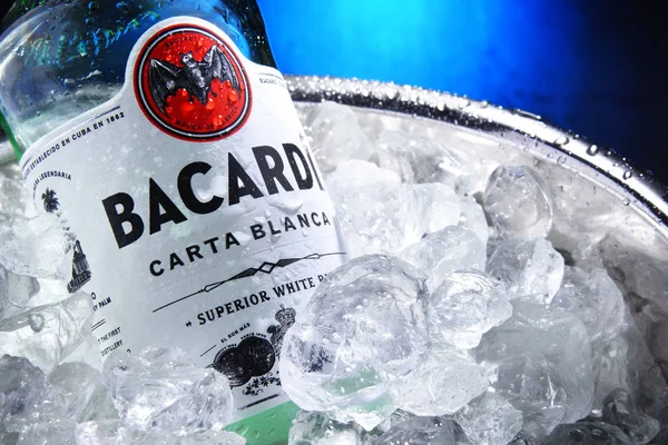 Flasche Bacardi-Gold-Rum im Eimer mit Crushed Ice — Stockfoto