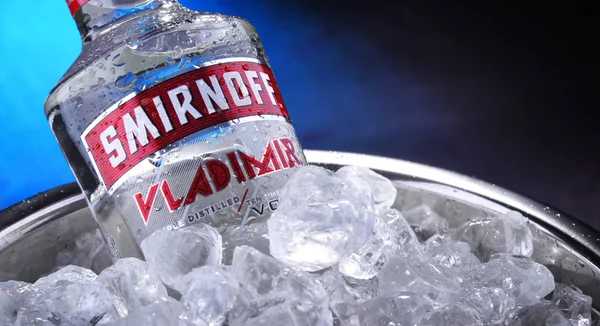 Bottiglia di vodka Red Label Smirnoff in secchio con ghiaccio tritato — Foto Stock