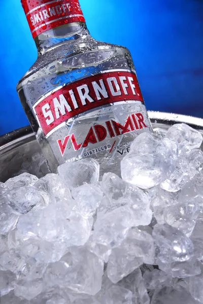 Garrafa de Smirnoff Red Label vodka em balde com gelo picado — Fotografia de Stock