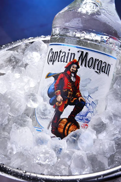 Láhev Kapitána Morgana rumu v kbelíku s drceným ledem — Stock fotografie