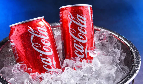 Latas de Coca-Cola en cubo con hielo picado — Foto de Stock