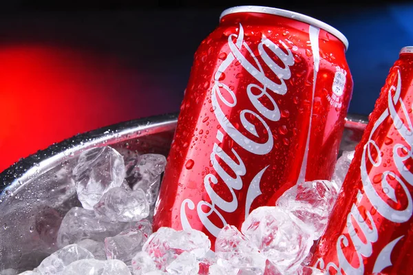 Latas de Coca-Cola en cubo con hielo picado — Foto de Stock
