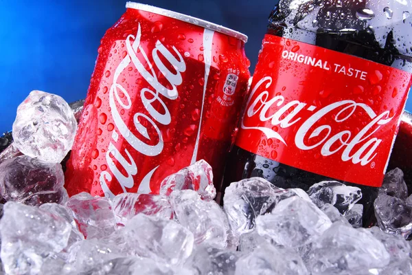 Botella y lata de Coca-Cola en cubo con hielo picado — Foto de Stock