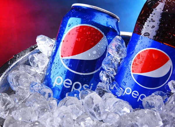 Bottle and can of Pepsi in bucket with crushed ice — Stock Photo, Image
