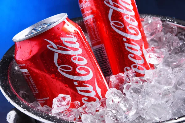 Latas de Coca-Cola em balde com gelo picado — Fotografia de Stock