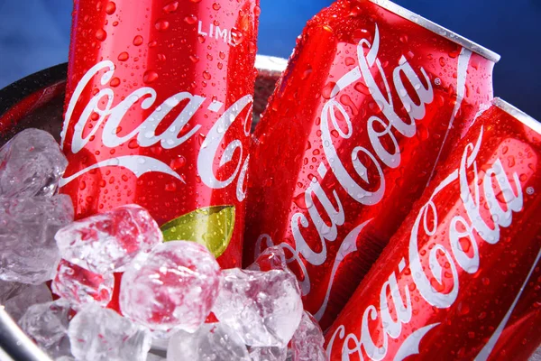 Latas de Coca-Cola en cubo con hielo picado — Foto de Stock
