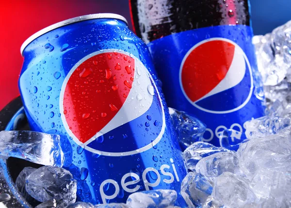 Flasche und Dose Pepsi im Eimer mit Crushed Ice — Stockfoto