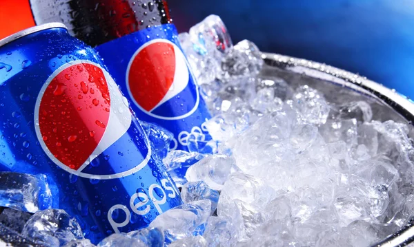 Garrafa e lata de Pepsi em balde com gelo picado — Fotografia de Stock