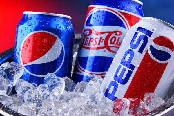 Drie blikjes Pepsi in emmer met gemalen ijs — Stockfoto