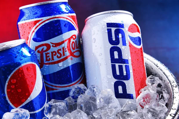 Három doboz Pepsi a vödör zúzott jég — Stock Fotó