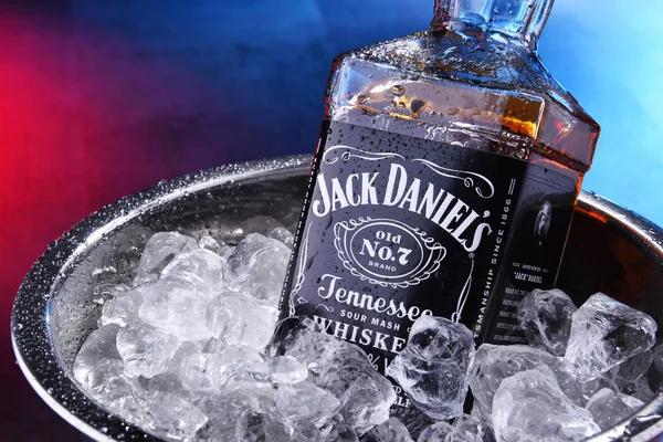 Μπουκάλι ουίσκι του Τζακ Ντάνιελ σε κουβά με θρυμματισμένο πάγο — Φωτογραφία Αρχείου
