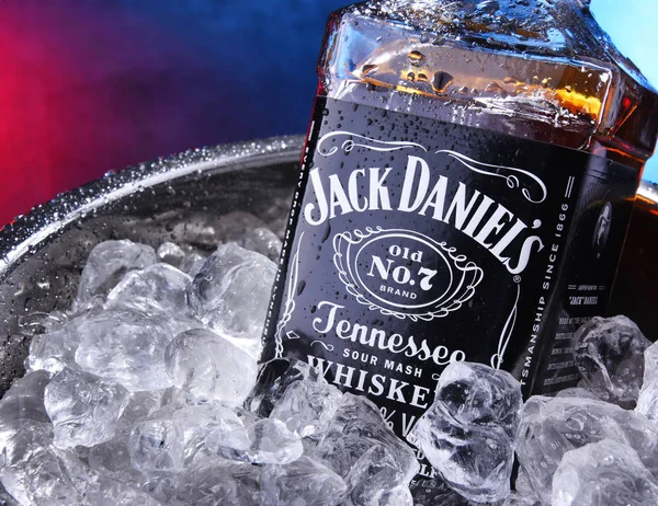 Bottiglia di bourbon di Jack Daniel in secchio con ghiaccio tritato — Foto Stock