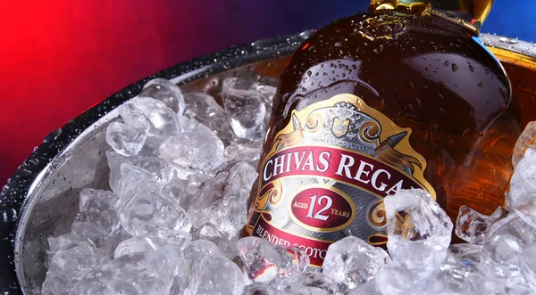 Bottiglia di Chivas Regal whisky in secchio con ghiaccio tritato — Foto Stock