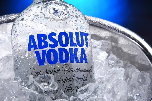 Garrafa de Absolut Vodka em balde com gelo picado — Fotografia de Stock