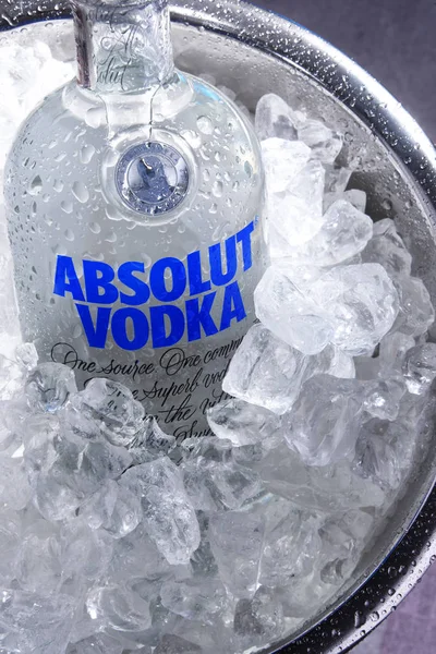 Botella de Absolut Vodka en cubo con hielo picado —  Fotos de Stock