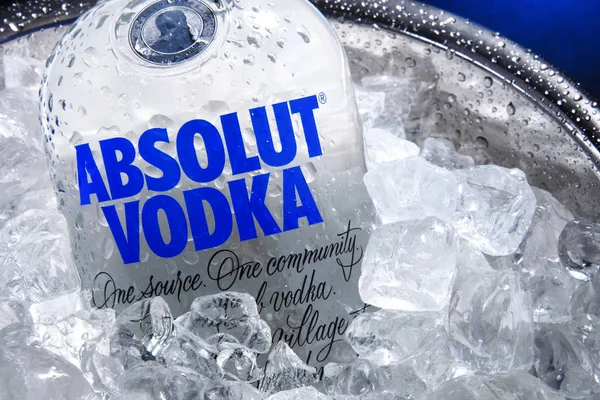 Sebotol Vodka Absolut dalam ember dengan es hancur — Stok Foto