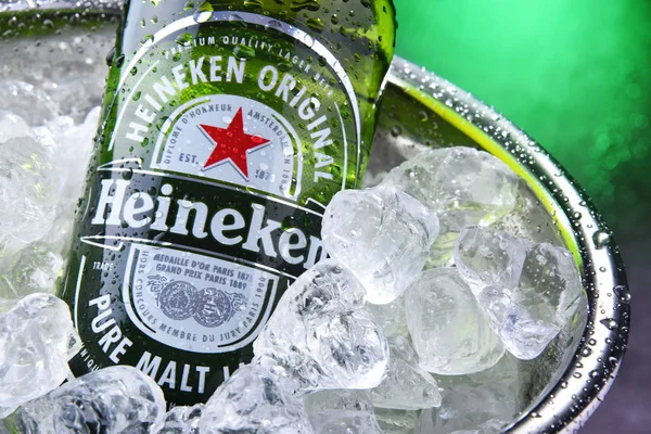 Botella de cerveza Heineken en cubo con hielo picado —  Fotos de Stock