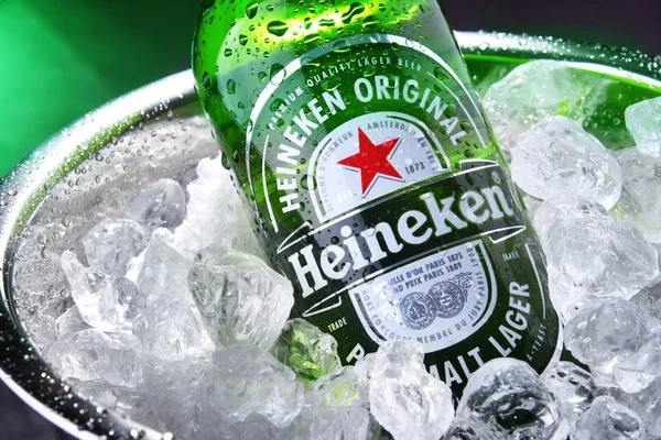 Garrafa de cerveja Heineken em balde com gelo picado — Fotografia de Stock