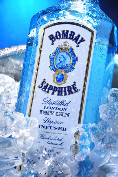 Flasche Bombay Saphir Gin Oin Eimer mit zerstoßenem Eis — Stockfoto