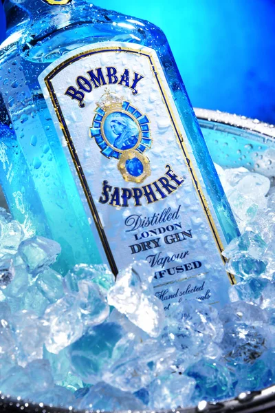 Garrafa de Bombaim Safira gin balde de aveia com gelo picado — Fotografia de Stock