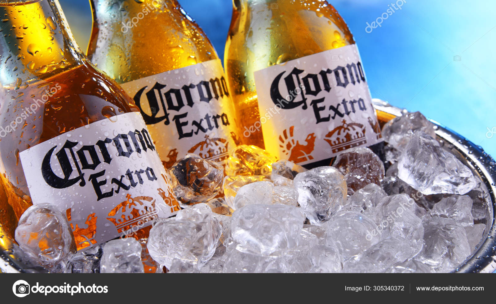 Garrafas De Corona Cerveja Extra No Balde Com Gelo Picado Fotografia garrafas-de-corona-cerveja-extra-no-balde-com-gelo-picado-fotografia