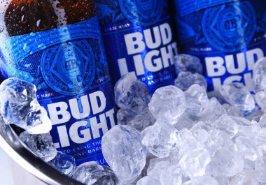 Ezilmiş buz ile kova Bud Light bira Şişeleri