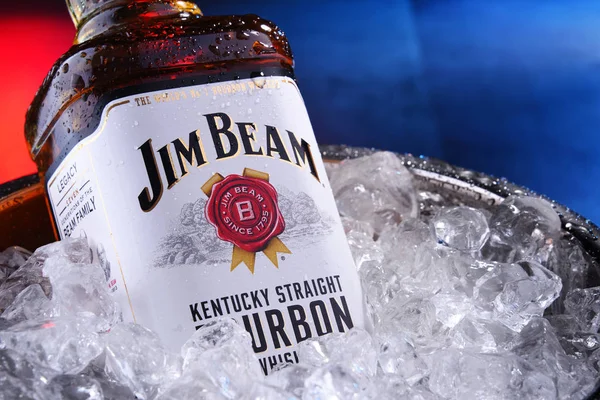 Garrafa de uísque Jim Beam em balde com gelo picado — Fotografia de Stock