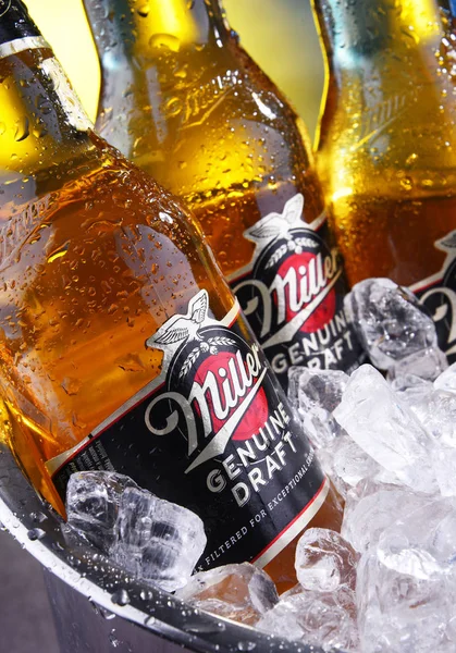 Flessen van Miller Genuine tapbier — Stockfoto