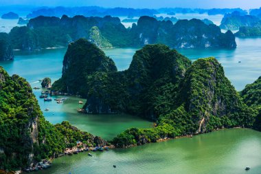 Vietnam 'daki Ha Long Körfezi' nin panoramik manzarası.