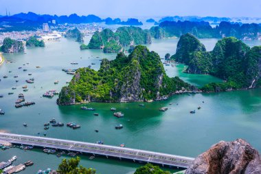 Vietnam 'daki Ha Long Körfezi' nin panoramik manzarası.