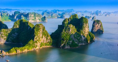 Vietnam 'daki Ha Long Körfezi' nin panoramik manzarası.