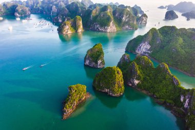 Ha Long Körfezi 'nin havadan görünüşü, Vietnam