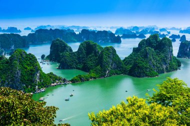 Vietnam 'daki Ha Long Körfezi' nin panoramik manzarası.