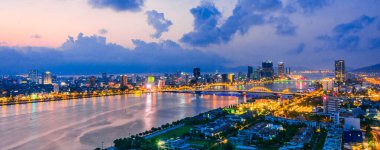 Da Nang 'ın Vietnam' daki Han Nehri üzerindeki gece görüntüsü.