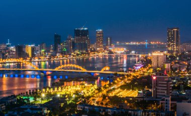 Da Nang 'ın Vietnam' daki Han Nehri üzerindeki gece görüntüsü.