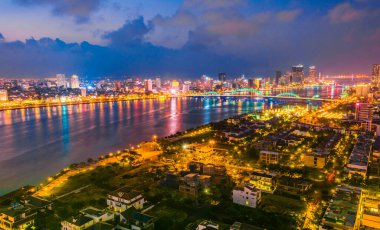 Da Nang 'ın Vietnam' daki Han Nehri üzerindeki gece görüntüsü.