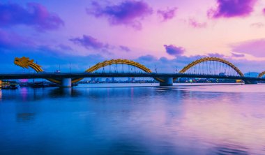 Da Nang, Vietnam 'daki Ejderha Köprüsü' nün gece görüntüsü.