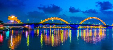 Da Nang, Vietnam 'daki Ejderha Köprüsü' nün gece görüntüsü.