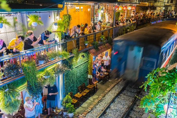 Famous Train Street popular tourist destination in Hanoi — Stock Photo, Image