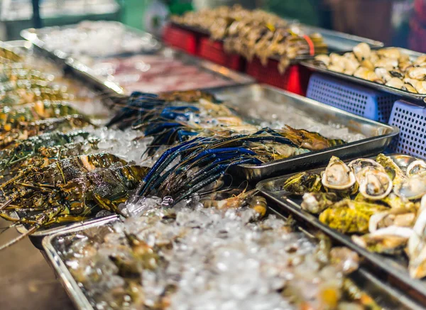 Παραδοσιακά βιετναμέζικα τρόφιμα δρόμο που πωλούνται στην αγορά Ντα Νανγκ νύχτα — Φωτογραφία Αρχείου