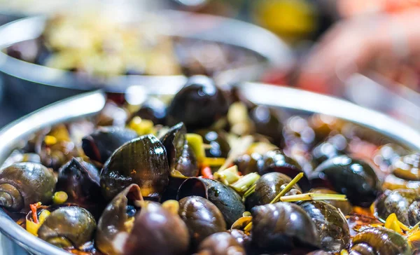 Traditionelles vietnamesisches Street Food auf dem da nang Nachtmarkt verkauft — Stockfoto