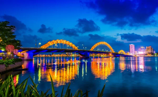 Vue de nuit du pont Dragon à Da Nang, Vietnam — Photo