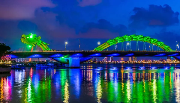 Vue de nuit du pont Dragon à Da Nang, Vietnam — Photo