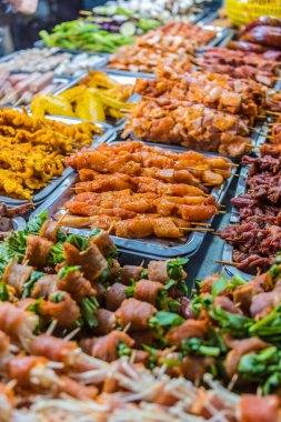 Geleneksel Vietnam sokak yemekleri Sapa, Vietnam 'da satılıyor.