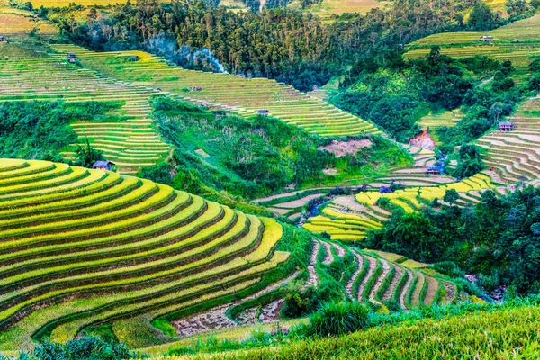 Vista paisagem de campos de arroz no distrito de Mu Cang Chai, VIetnam — Fotografia de Stock