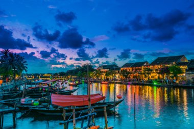 Hoi An 'ın mimarisi, gün batımından sonra Vietnam