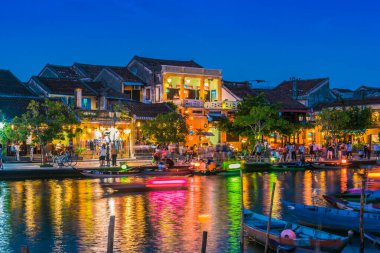Hoi An 'ın mimarisi, gün batımından sonra Vietnam