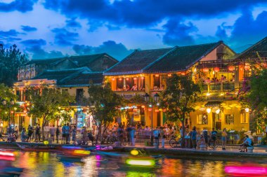 Hoi An 'ın mimarisi, gün batımından sonra Vietnam