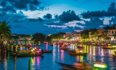 Hoi An 'ın mimarisi, gün batımından sonra Vietnam