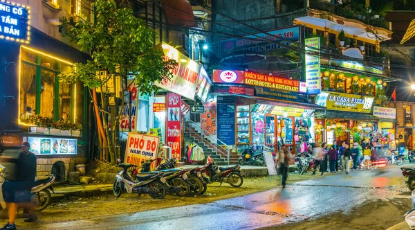 Street éjszakai kilátás a központra Sapa, Vietnam — Stock Fotó